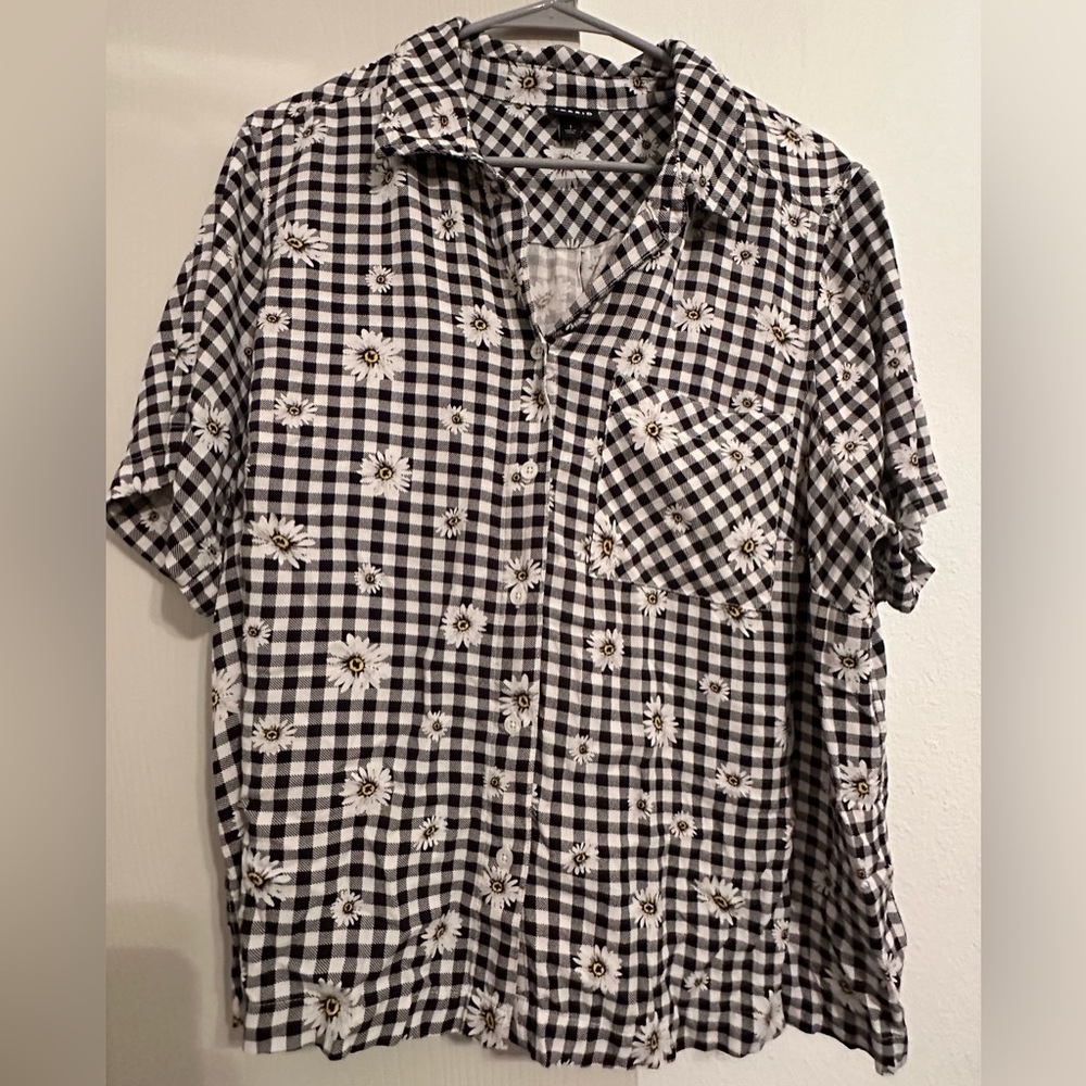 Torrid Checker and Daisy Top Size 1